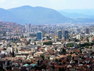Несмотря на плачевное состояние экономики, столица БиГ -- Сараево продолжает застраиваться современными отелями и бизнес-центрами.