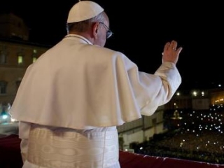 Папа выступает на площади Св. Петра