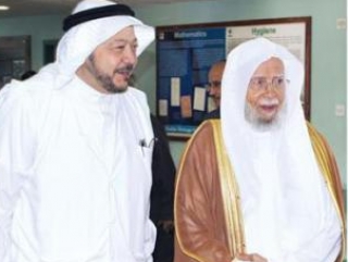 Генсек Лиги Исламского Мира Абдалла ат-Турки (справа). Ему предстоит в очередной раз реализовывать указания Хранителя Двух Святынь