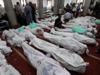 Тела жертв репрессий в каирской мечети