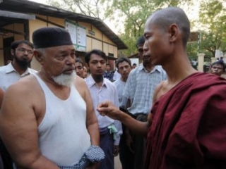 Диалог возможен. Шейх «рогинья» беседует с буддийским монахом в лагере для беженцев-мусульман