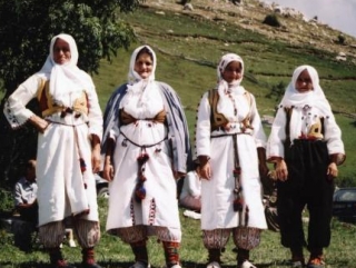 Боснийские мусульманки в традиционных одеждах