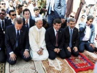 Руководство Турции и Ливии на первом ряду в намазе