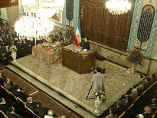 2004 г. Тогдашний президент ИРИ Мохаммад Хатами выступает в Тегеранской синагоге