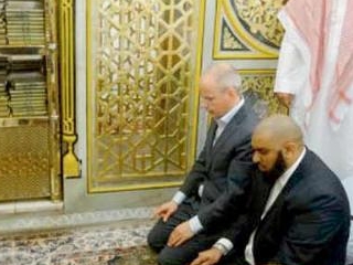 Арно ван Дурн (дальний) совершает намаз в мечети Пророка (Медина)