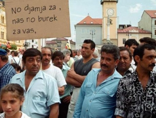 Нафото-демонстрация словенских мусульман (боснийцев, судя по всему) против референдума по мечети. На плакате надпись: Не будет нам мечети -не будет вам буреков (традиционное мусульманское кушанье, поп