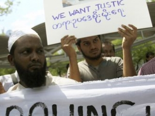 Бирманские мусульмане протестуют возле здания представительства ООН в столице страны