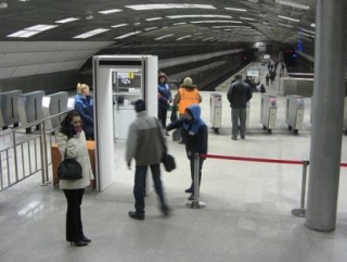 До конца первой половины 2014 года все станции столичного метро будут оборудованы точками досмотра
