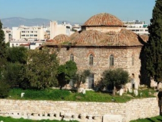 Одна из двух сохранившихся в Афинах исторических мечетей Османской эпохи.