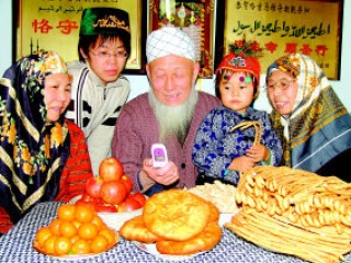 Семья мусульман-хуэй за праздничным столом на Ид аль-Курбан (так здесь на смешанный арабо-тюркский манер именуют этот праздник)