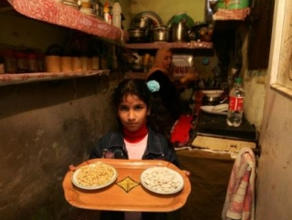 Ланкийская девочка-мусульманка с праздничным угощением
