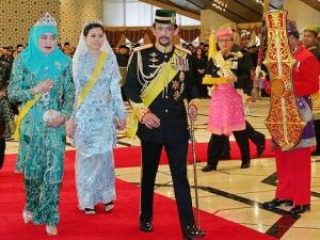 Cултан Брунея и его две жены