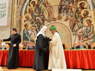 Патриарх награждает орденом муфтия Таджуддина в знак дружбы между двумя основными конфессиями России. Фото: РПЦ