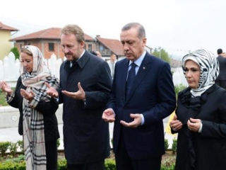 Премьер-министр Турции Реджеп Эрдоган и Бакир Изетбегович (сын покойного президента) читают дуа над могилой Алии Изетбеговича на кладбище Ковачи (Сараево)