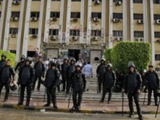 Египетская полиция и войска у входа в университет «аль-Азхар» после трагических событий конца октября 2013 г.