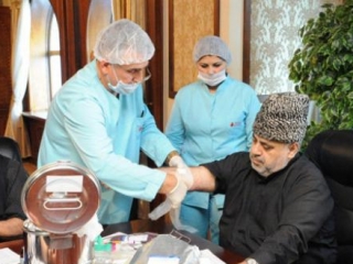 Аллахшукюр Пашазаде в четверг принял участие в донорской акции