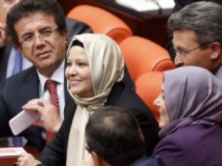 Женщины-парламентарии Турции отныне могут ходить на работу в хиджабах. И брюках, что вполне совместимо