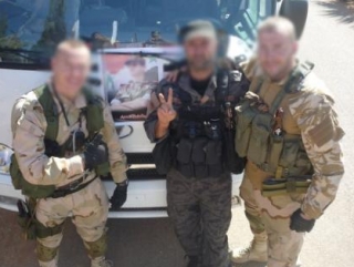 Участники «Славянского корпуса» охотно фотографировались на фоне портретов Башара Асада