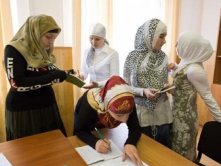 Ученицы в хиджабе переходят на домашнее обучение