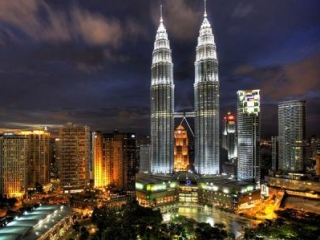 Башни Petronas в Куала-Лумпуре - символ экономической силы Малайзии
