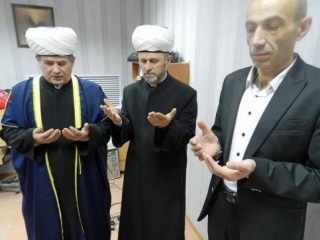 Председатель мусульманской общины Воркуты Махмудапанди Магомедов (в центре) попросил у Бога благополучия городу