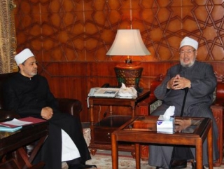 Юсуф аль-Кардави во время встречи с шейхом Аль-Азхара Ахмедом ат-Тайебом