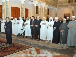 Мухаммед Мурси с богословами на намазе. Архив