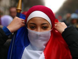 Французская мусульманка, протестующая против запрета никаба