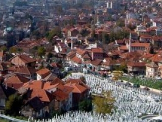 Вид на старый город в Сараево. На переднем плане - историческое мусульманское кладбище «Ковачи», где похоронен первый президент страны Алия Изетбегович