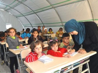 Импровизированная школа в лагере сирийских беженцев
