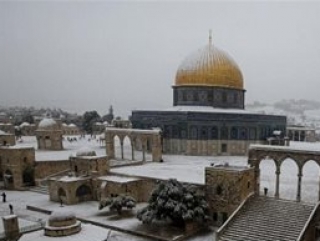 В эти дни Аль-Акса, как и весь Иерусалим, совсем по московски утопает в снегу