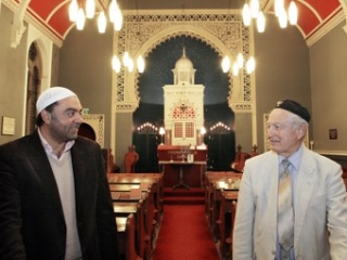 Лидеры мусульманской и иудейской общин Брэдфорда в молитвенном зале спасенной от закрытия синагоги