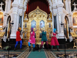 Акция Pussy Riot в храме Христа Спасителя. Фото: «Русский обозреватель»