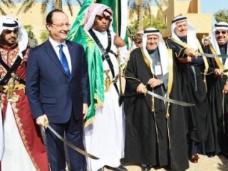 Президент Франции с традиционным аравийским кинжалом-джамбия