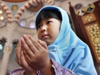 Юная японская мусульманка читает дуа в токийской мечети