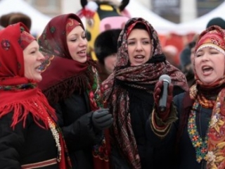 Русские женщины всегда носили платок как знак скромности и духовности