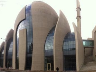 Центральная мечеть Кельна (автор-немецкий архитектор Пауль бем) - самая большая в Германии, призвана стать мостом между исламом и христианством