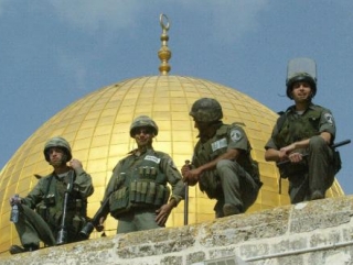 Израильские военнослужащие на территории комплекса Аль-Акса