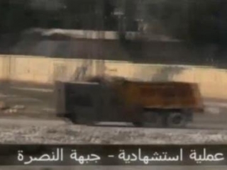 Наполненный взрывчаткой грузовик несется к зданию тюрьмы. Кадр телеканала «Аль-Арабия»