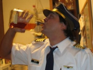 Инцидент с пьяным пилотом обеспокоил пассажиров