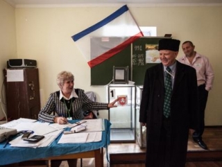 Муфтий Москвы Альбир Крганов в числе прочих наблюдателей следил за «чистотой» референдума. Фото: «Российская газета»