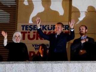 Турецкий премьер выступил с 40-минутной речью перед своими сторонниками