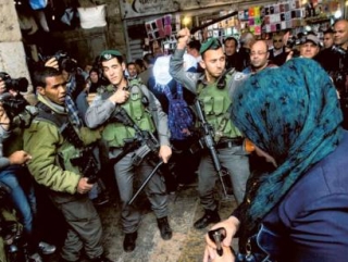 Израильская полиция разгоняет демонстрацию палестинцев возле Дамасских ворот Старого города Иерусалима. 30 марта 2014 г