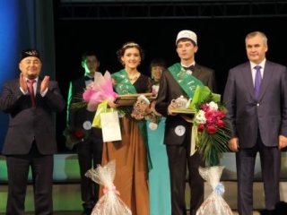 Победители Асия Сайдуллина и Айдар Садыков в центре