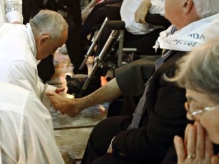 Папа Франциск омывает ноги инвалидам