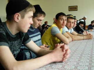 Юные мусульмане Кузбасса с азов учатся правильному пониманию ислама. Фото ДУМ Кемеровской области
