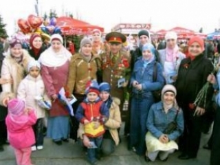 Ежегодно мусульманская молодежь Москвы поздравляет ветеранов на Поклонной горе
