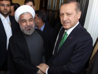 Визит иранского президента в Турцию станет первым с 1996г. (На фото: Хасан Роухани и Реджеп Тайип Эрдоган)