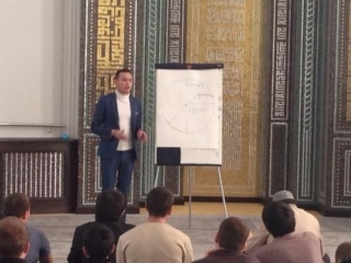 Ринат Абузяров во время тренинга в мечети «Ярдэм» (Казань)