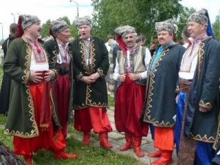 Украинцы в национальных костюмах